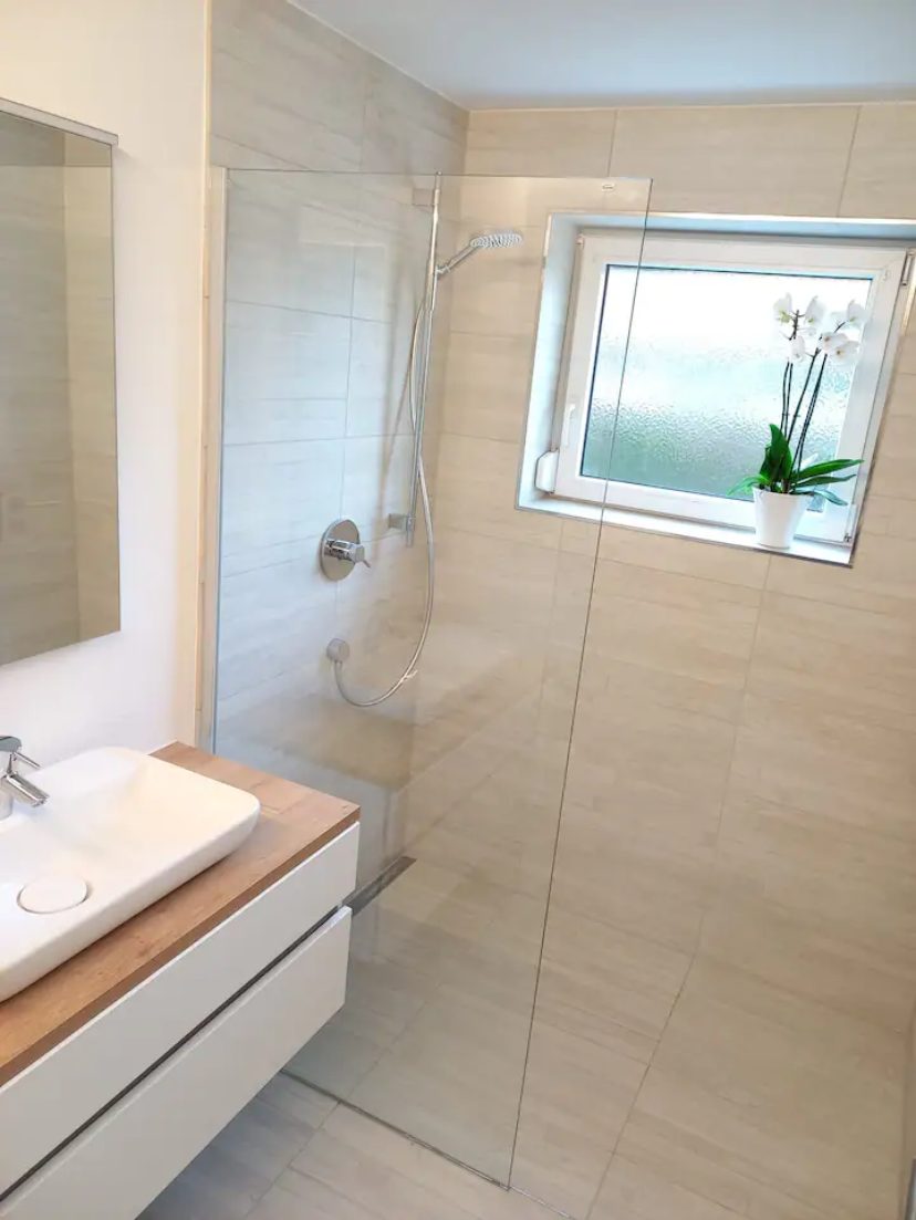 Badezimmer mit Dusche