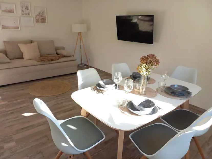 Essbereich mit Blick ins Wohnzimmer
