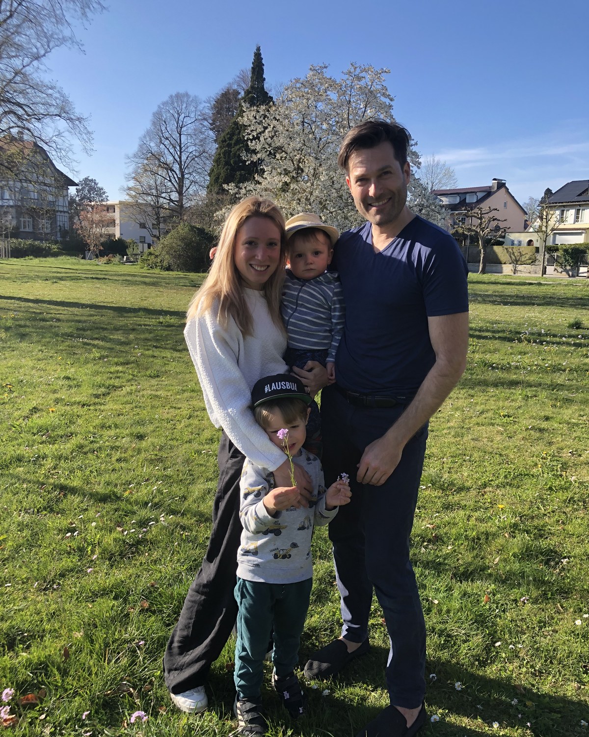 Daniela und Simon Laible mit ihren Kindern