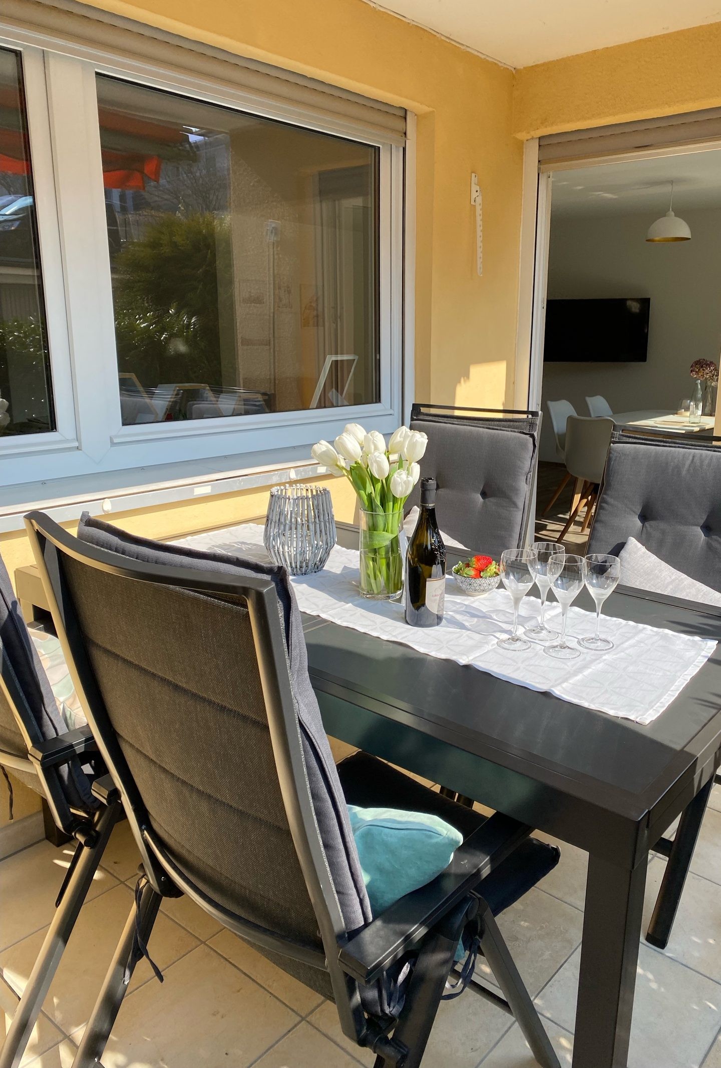 Terrasse der Ferienwohnung Laible in Bodolz mit gedecktem Tisch