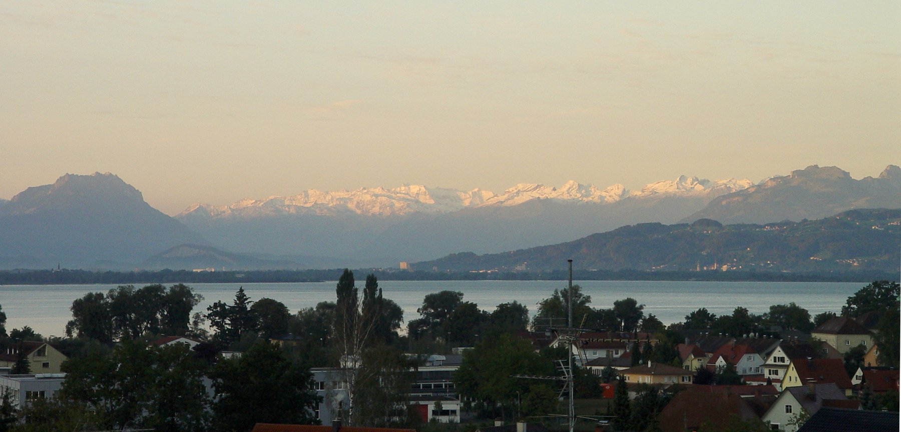 Blick über den Bodensee auf die schneebedeckten Alpen, aufgenommen von Lindau aus