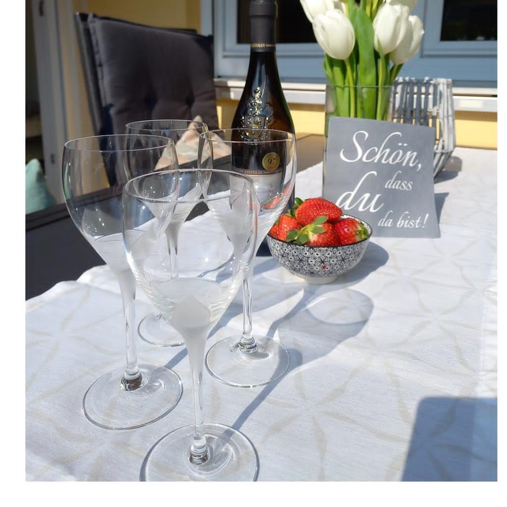 Gedeckter Tisch auf der Terrasse mit Willkommensgruß